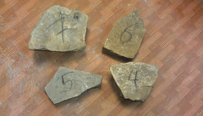 Рис. 1 Пронумерованные куски (песчаника) Fig. 1 Numbered lumps (sandstone)