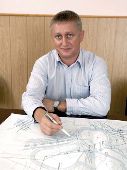 Директор по закупкам ОАО «Олкон» Олег Самарский демонстрирует новые планы по освоению Оленегорского железорудного месторождения