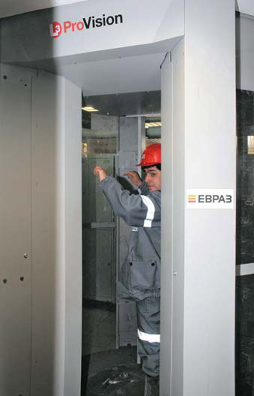 ЕВРАЗ впервые в России внедрил на шахте «Юбилейная» предметный досмотр при помощи радиоволнового сканера