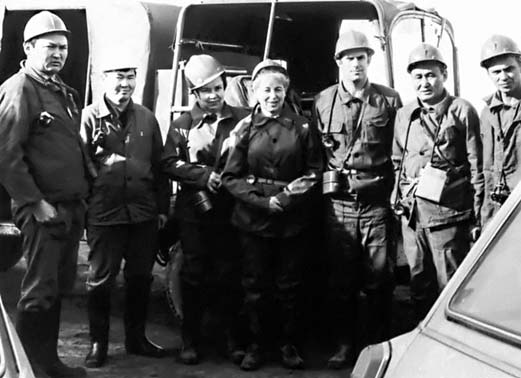 Группа сотрудников Института перед спуском в шахту