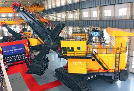 Экскаватор WK-75 в цехе Тайюаньского завода тяжелого машиностроения TZ (Китай)