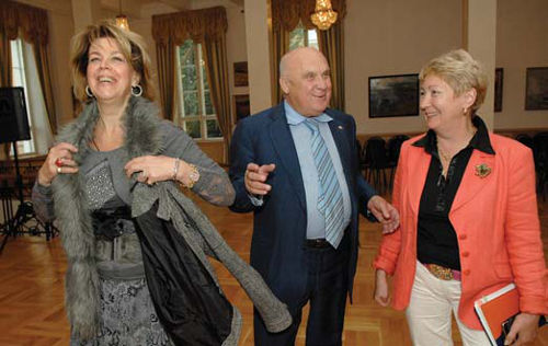 Любовь Казарновская (слева) на встрече с Ю.Н. Малышевым в музее. 2012 г.