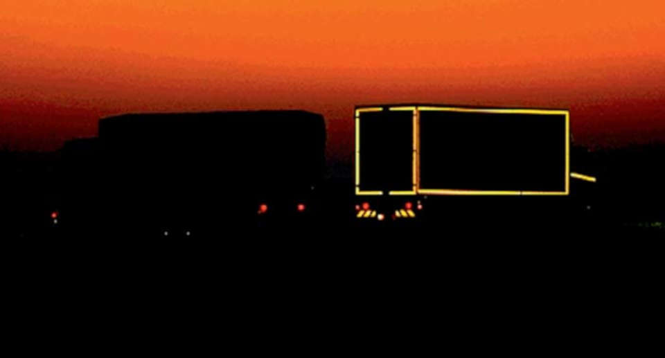 Фото 1 Видимость транспорта с контурной световозвращающей маркировкой (справа) и без нее (слева) в тёмное время суток