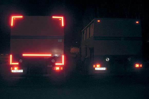 Фото 4 Световозвращающая маркировка наземного транспорта (слева) улучшает видимость его габаритов в тёмное время суток