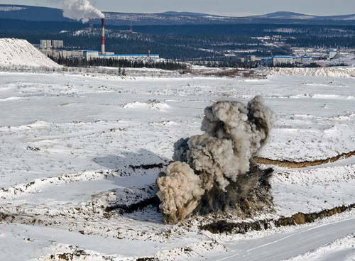 Фото 3 Первый взрыв на месторождении апатит-штаффелитовых руд ОАО «Ковдорский ГОК»
