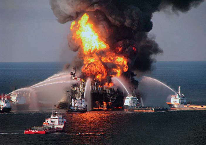 21 апреля 2010 года, спасательные суда противостоят пожару, который разгулялся на буровой платформе Deepwater Horizon в Мексиканском заливе