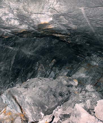 Рис. 1 Результат применения ДШН80 по оконтуриванию горных выработок: а) в Швейцарии; б) в условиях рудника «Двойной» (Чукотский АО)
