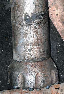 Рис. 7 Лопнувший цилиндр шестидюймового пневмоударника в результате применения буровой коронки с повышенным диаметром