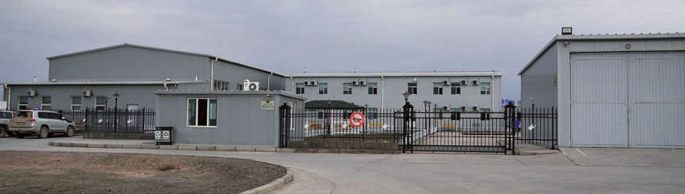 Фото 9 Жилищнобытовой комплекс на объекте «Нарийн Сухайт» компании «Бласт» со спортивным залом (слева), жилым блоком на 100 чел. и «теплым» гаражом для рабочих автобусов (справа)