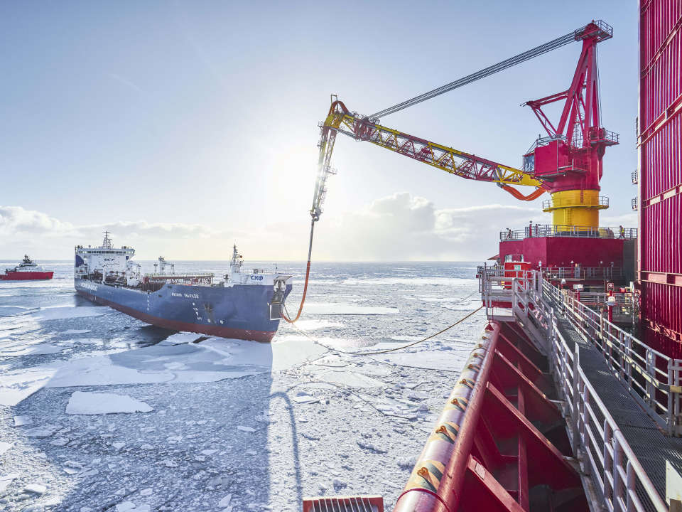 «Газпром нефть» отгрузила сотую партию нефти с российского арктического шельфа