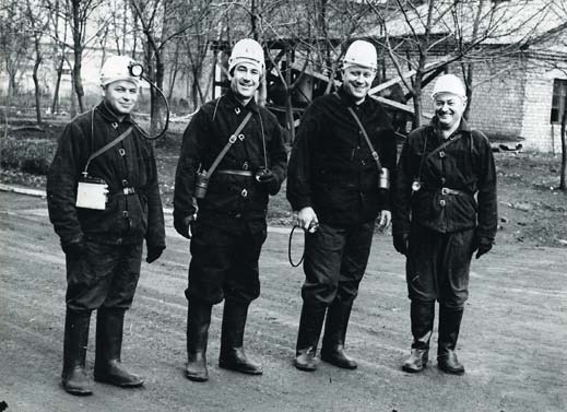 Перед спуском в шахту «Краснолиманская» (крайний справа профессор В.Н. Хорин), 1971 г.