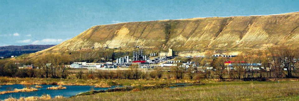 Рис. 1 Шугуровский битумный завод у подножия горы