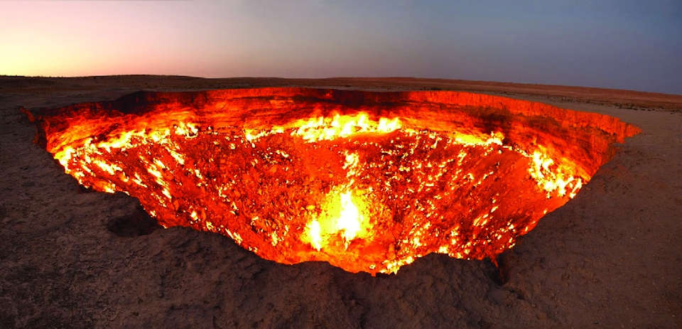 Рис. 12 «Врата ада» – техногенный кратер Дарваза с горящим газом (фото из открытых источников) Fig. 12 «The Gates of Hell» is a manmade Darwaza crater with burning gas. (public source image)