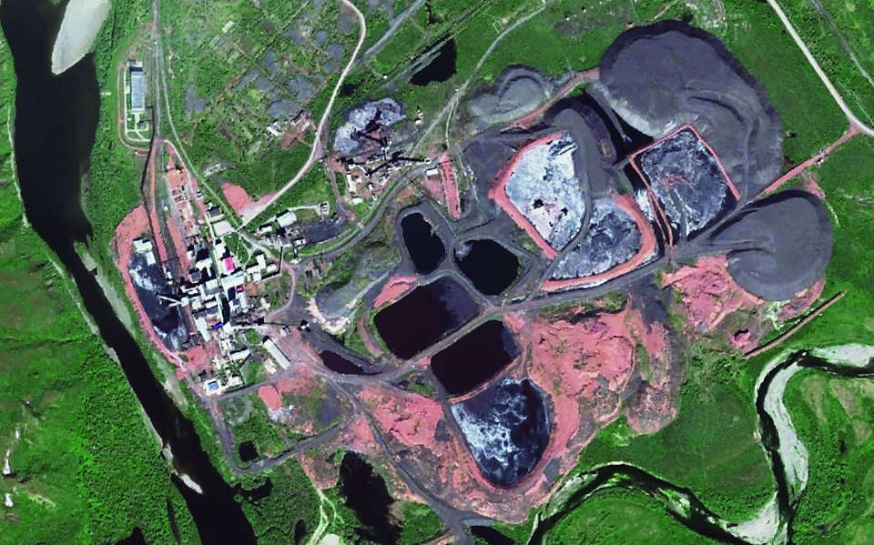 Рис. 15 Шахта «Северная» и горные отвалы (космоснимок GE-1 11.07.2018) Fig. 15 Severnaya Mine and rock dumps (satellite image GE-1 11.07.2018)