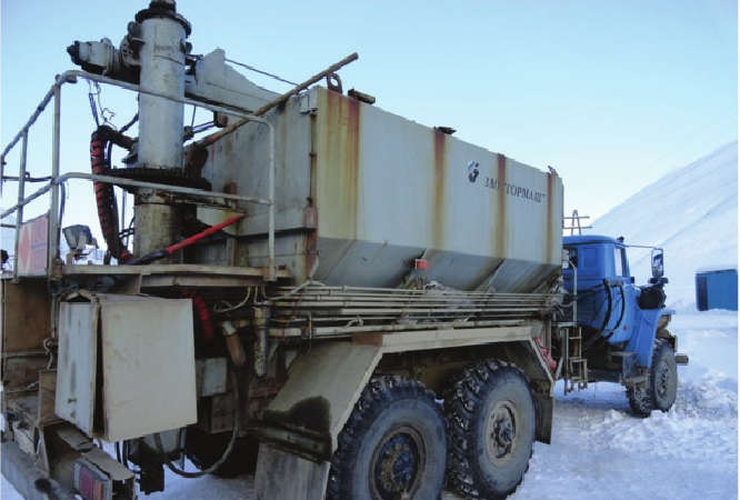 Рис. 3 Смесительно-зарядная машина МСЗ-ВУ на базе а/м УРАЛ-4320 Fig. 3 The MSZ-VU mixing and charging machine based on the URAL-4320 truck