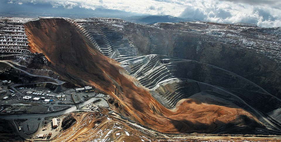 Рис. 1 Деформация на карьере Бингем-Каньон Fig. 1 Landslide in the Bingham Canyon Open Pit Copper Mine