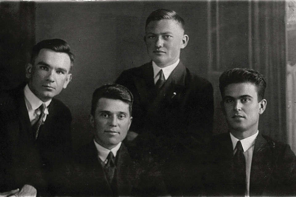Владимир Никитович Хорин (третий слева) перед командировкой в Германию (1937 г.)