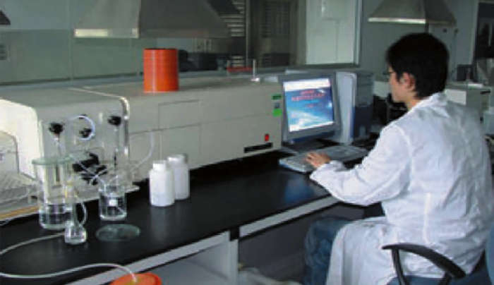 Рис. 4 Лаборатория оснащена высокотехнологичным оборудованием для экспресс- анализа Fig. 4 The laboratory is equipped with hi-tech instruments for express analysis