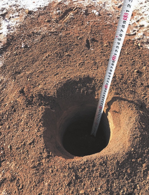 Рис. 3 Замер глубины скважины Fig. 3 Borehole depth measurement