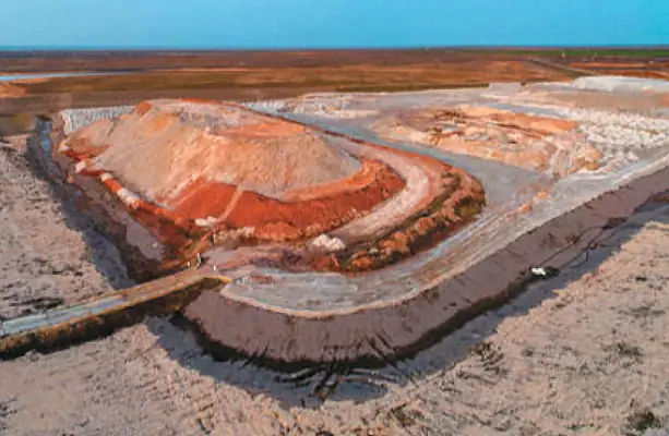 Рис. 3 Солеотвал  и шламохранилище  Гремячинского ГОКа Fig. 3 The salt dump and sludge  storage area of the  Gremyachinskoe Mining  and Processing Complex