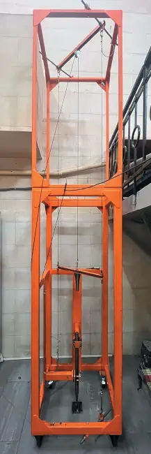 Рис. 4 Экспериментальный стенд,  который основан  на принципе действия  вертикального копра,  изготовленный на кафедре  машиностроения  Санкт-Петербургского  горного университета  императрицы Екатерины II Fig. 4 A test bench based  on the principle of an impact  tension machine that was  manufactured at the  Department of Mechanical  Engineering of the Empress  Catherine II Saint Petersburg  Mining University