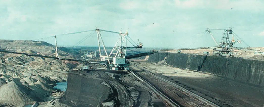 Рис. 2 Работа вскрышного  транспортно-отвального  комплекса непрерывного  действия на разрезе  Березовский (1986–2002 гг.) Fig. 2 Operation of the continuous  overburden transportation  and dumping complex at the  Berezovsky strip mine (1986- 2002)