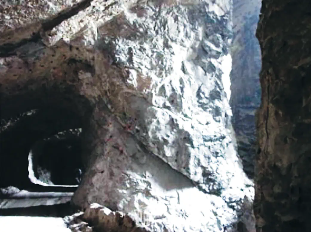 Рис. 6 Разрушение скальной опоры  (адаптировано из [12]) Fig. 6 Failure of a rock pillar  (adapted from [12])