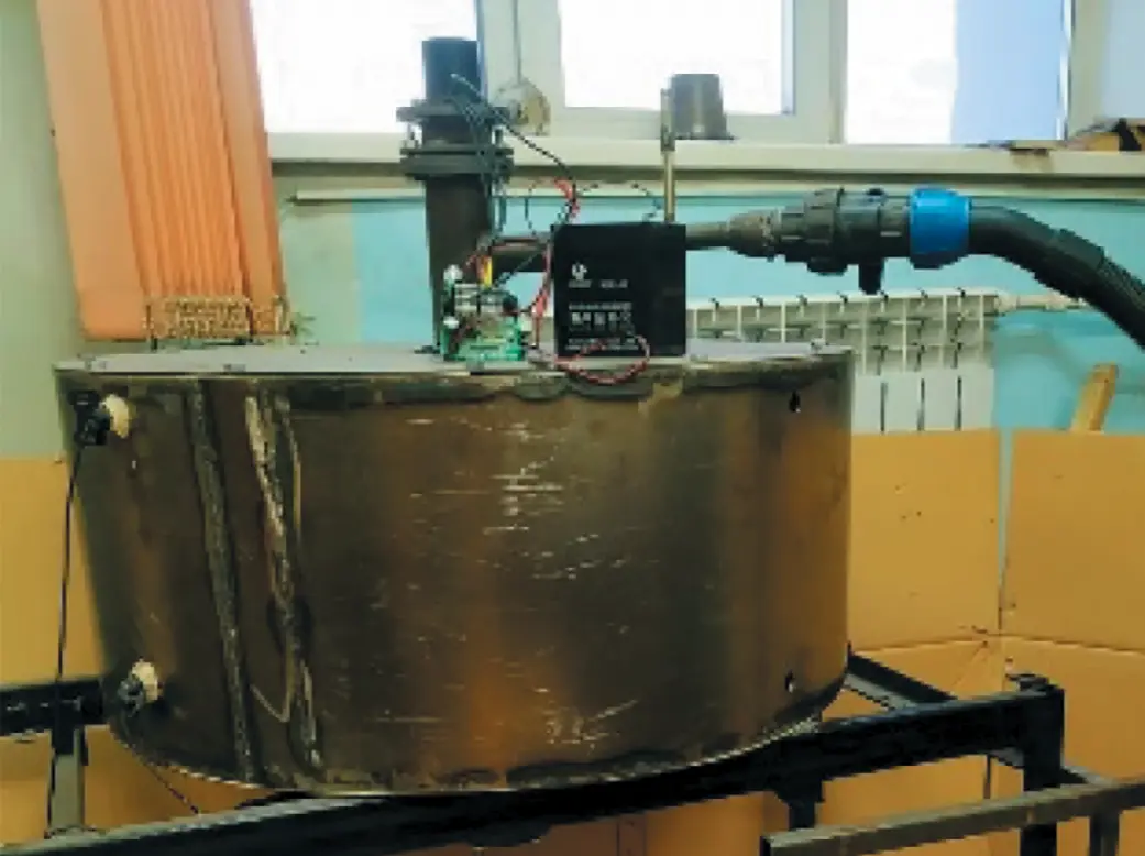 Рис. 1 Лабораторная модель  пневмосепаратора с  центробежным активатором Fig. 1 A laboratory model  of the pneumatic separator  with a centrifugal activator