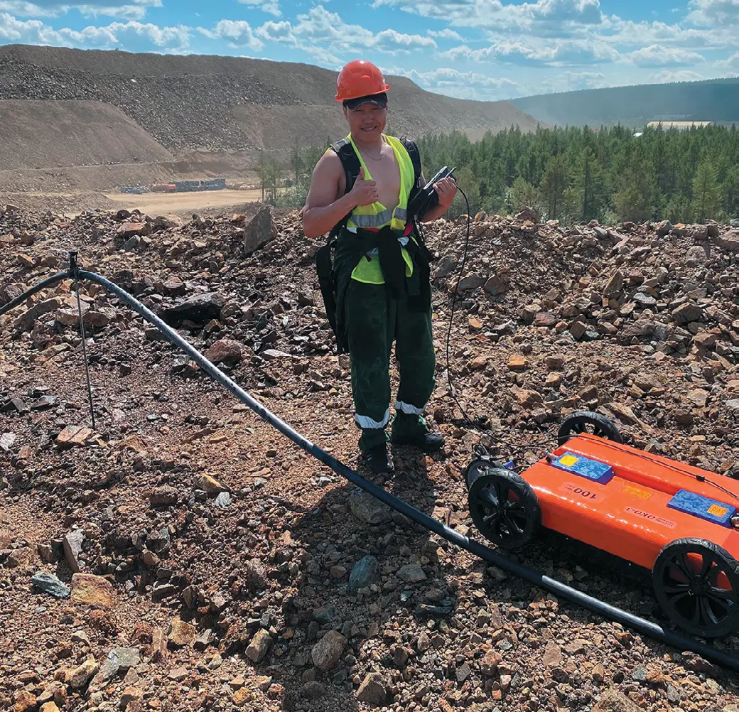 Рис. 1 Исследования на участке  георадаром «ОКО-3»  с антенным блоком  АБ-100М3 (100 МГц) Fig. 1 On-site investigations using  the OKO-3 ground-penetrating  radar with the AB-100M3  aerial unit (100 MHz)