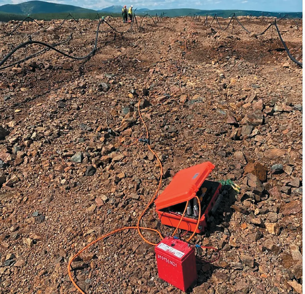 Рис. 2 Многоэлектродная  электроразведочная  аппаратура Скала 48K12 Fig. 2 The Skala 48K12  multi-electrode electrical  prospecting equipment