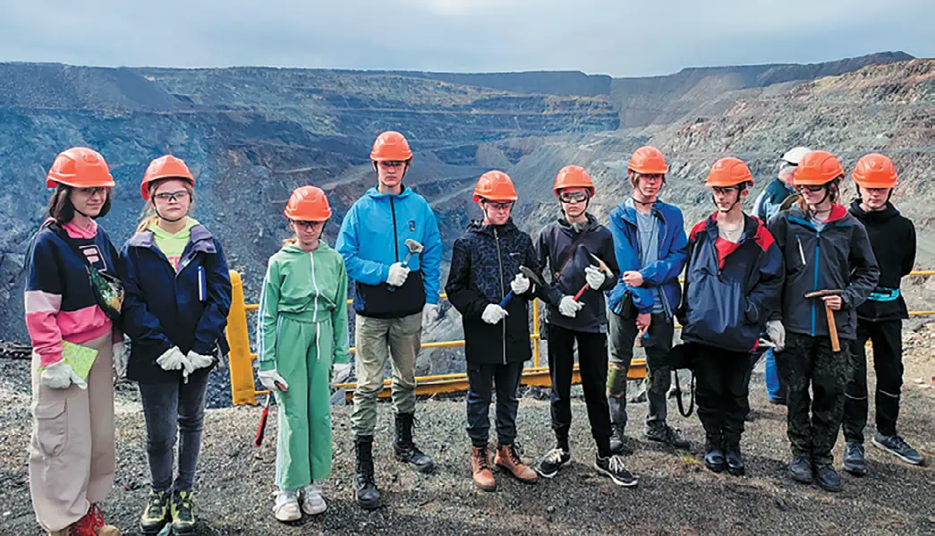 Рис. 13 Практика Клуба юных геологов ГГМ РАН на севере Кольского полуострова