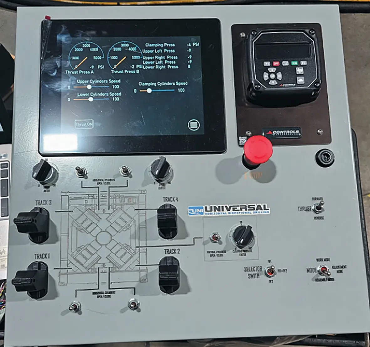 Рис. 2 Пульт управления роботизированной системы для домкратного продавливания труб UNI Pipe Feeder 200 с усилием 250 т Fig. 2 A control panel for the UNI Pipe Feeder 200 autonomous pipe thruster rig system with the force of 250 tonnes