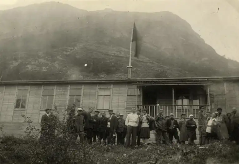 Строительство здания станции происходило в два этапа. К лету 1930 года соорудили одноэтажный барак