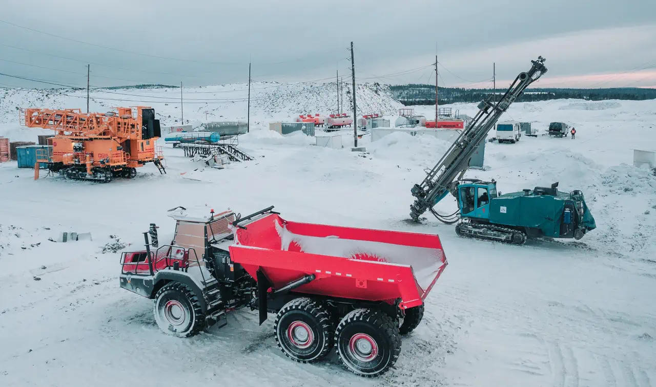 Буровые станки СБШ-250, Hyundai Everdigm D700, Hyundai Everdigm и самосвал ESTAR ESDA45 на предприятии клиента